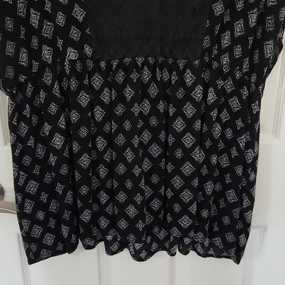 Torrid Black & White Diamond Print Top - Picture 4 of 12